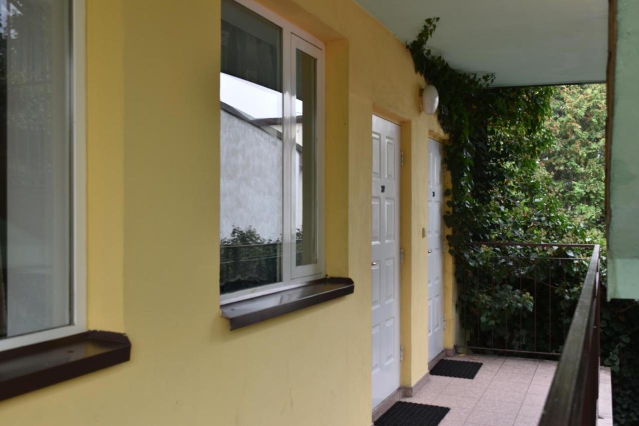 Hostel Malva Łomianki Exteriör bild